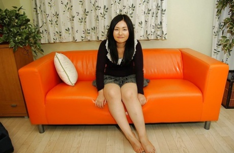 Coño peludo morena Megumi extendiendo su coño peludo asiático