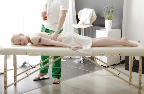 Fantastische meid met een geweldige kont Tori geniet van een ontspannende massage