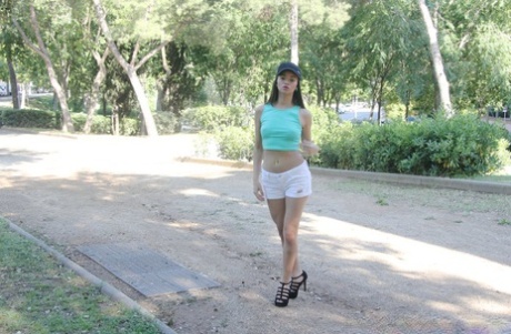 Teenagetøsen Alicia Poz demonstrerer sin latinamerikanske røv udendørs