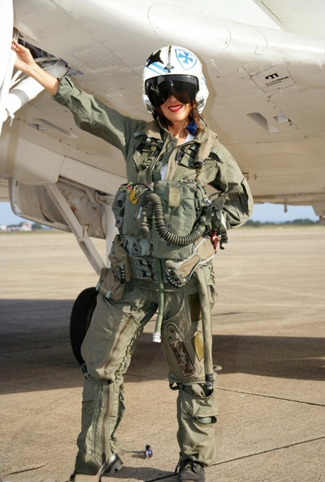 A habilidosa piloto Roni mostra as suas mamas grandes e a sua rata depilada no seu avião