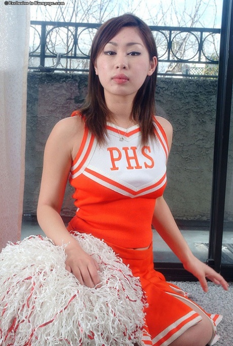 Aziatische tiener Yumi neemt deel aan een amateur poseerscène in uniform