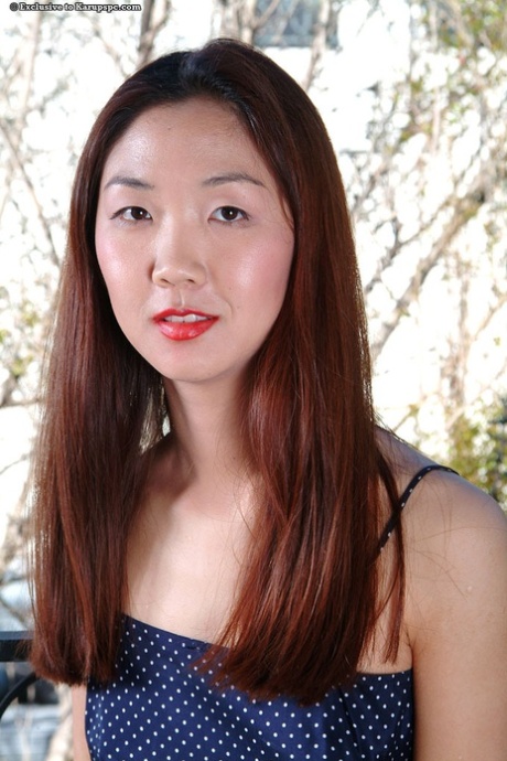 Asiatiska tonåringen Heidi Ho visar sin amatörfitta i närbild