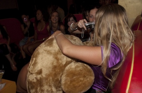 La fête CFNM met en scène de merveilleuses cowgirls ayant des relations sexuelles de groupe en talons hauts