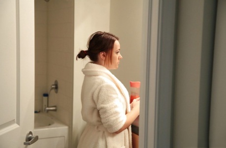 Alisa Ford si spoglia nella vasca da bagno e gioca con le tette
