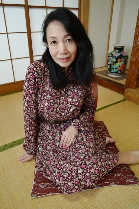 A feia senhora asiática madura Tsuyako Miyataka e a sua rata muito peluda