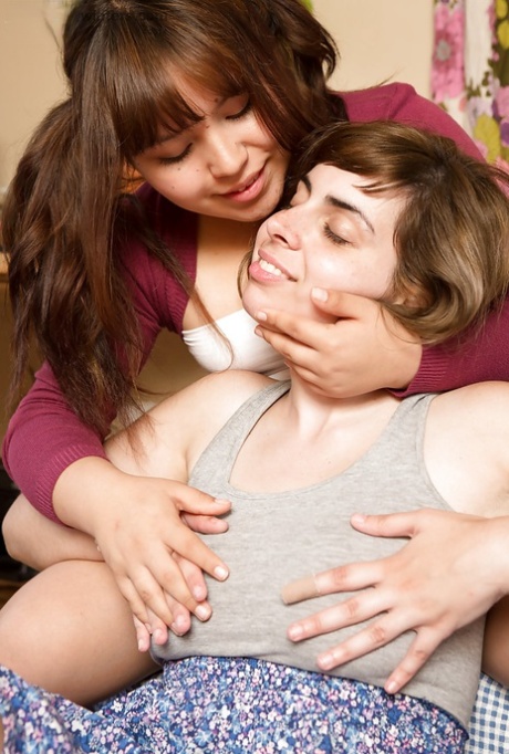 Giovani lesbiche Anahi e Maylin che si baciano con la lingua e si mangiano il culo