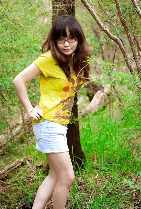 娇小的亚洲女孩戴着眼镜在户外缓慢脱衣后露出毛茸茸的阴部