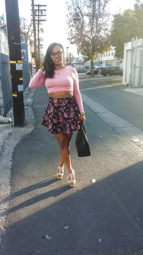 Porsha Carrera, una ragazza di colore che mostra le sue mutandine perizoma e il suo culo grosso