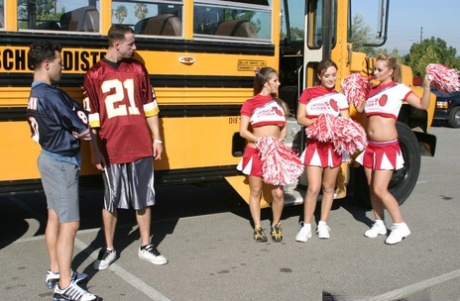 Trzy zdzirowate cheerleaderki rozpoczynają żarliwą orgię w szkolnym autobusie