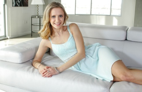 Blond tonåring Rachel James poserar helt klädd i vit klänning