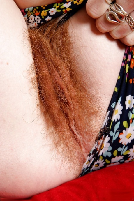 Den rødhårede moren Ana Molly viser frem hårete vagina for nærbilder