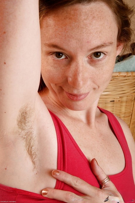30+ vrouw Ana Molly pronkt met harige oksels en vagina close-up