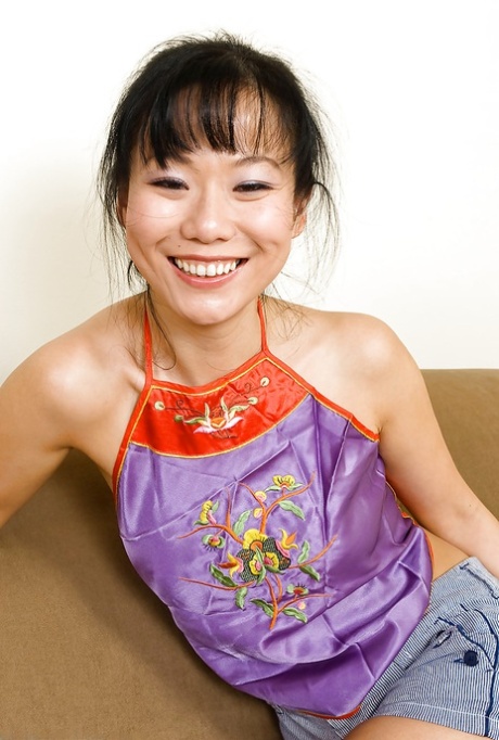 Lille orientalsk debutant Niya Yu blotter flot MILF-bryst