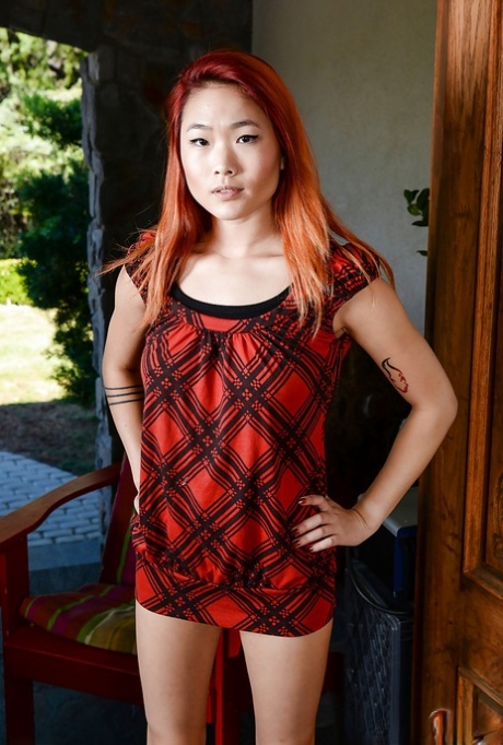 Rödhåriga asiatiska babe Lea Hart visar upp rakad vagina och naturliga bröst