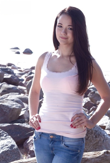 18 år gammal babe Olivia blottar rakad tonårsfitta utomhus på stranden