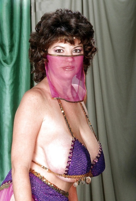 Diane Poppos, femme grecque mûre, laisse libre cours à ses gros seins pendants