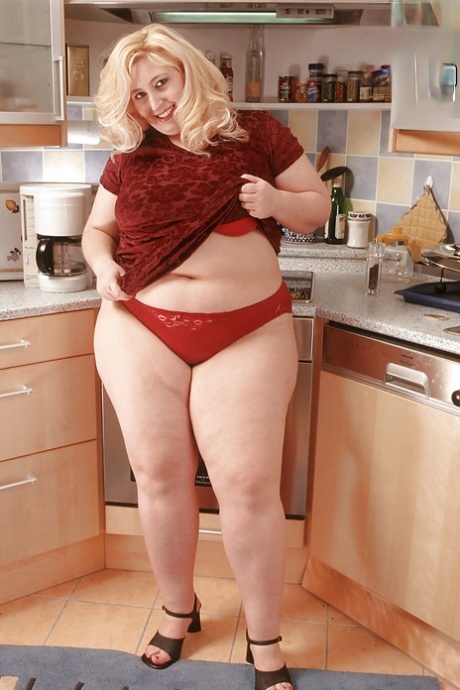 Vollbusige blonde SSBBW Radka masturbiert in der Küche mit Sexspielzeug