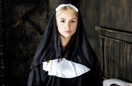 Cosplay menina sozinha Sara Sloane tira o uniforme de freira para filmagens de estrelas porno