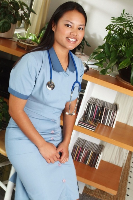 Asiática primerizo ridding enfermera uniforme a revelar pequeña tetitas y afeitada twat