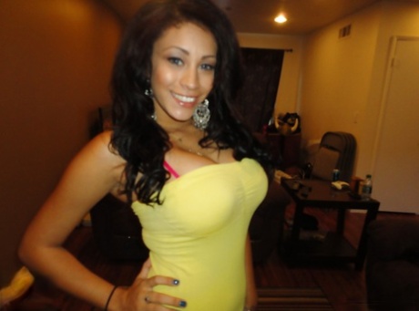 Latina with big tits Jamie Valentine masturbates pussy in amateur porn