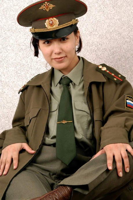 Koreaanse amateur Elena trekt militair uniform uit om naakt te poseren