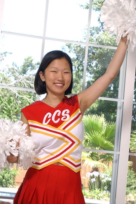 Koreaanse amateur Maxine verliest grote natuurlijke borsten van cheerleader-uniform