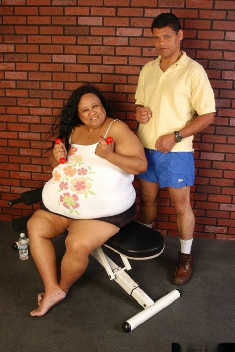 Debrina, uma filipina obesa, chupa uma pila depois de mostrar os seus enormes floppers