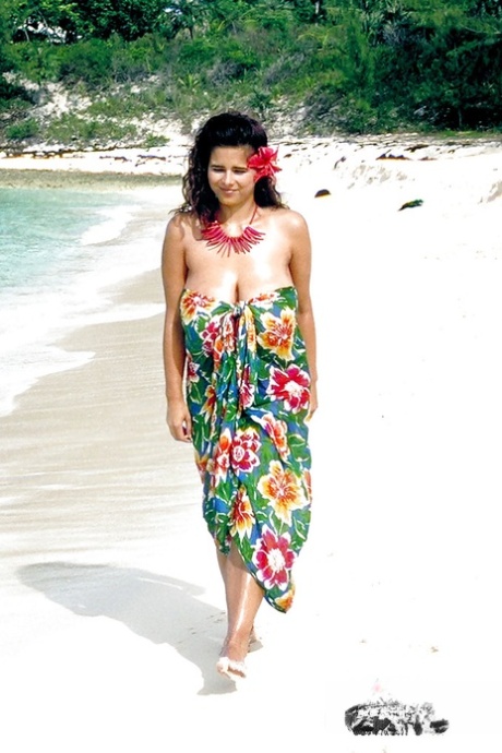 Europees solo model Chloe Vevrier demonstreert tieten in oceaan en op strand