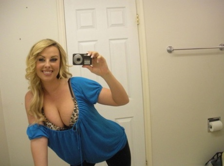 Ex-Freundin Stephanie Blaze macht Spiegel-Selfies, während sie sich auszieht