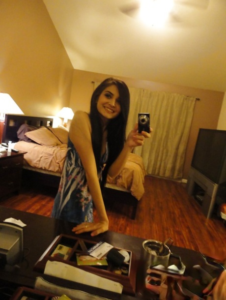 Freches Küken Zoey Kush schnappt nackte Selfies in ihrem Schlafzimmer Spiegel
