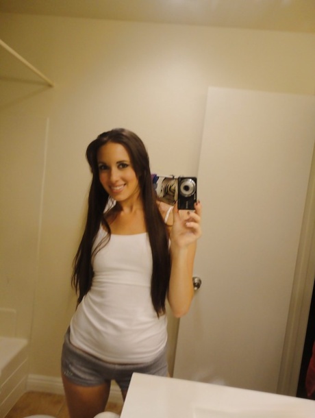 Slank brunette Bailey Bam i fantastiske nøgenscener på sit private webcam