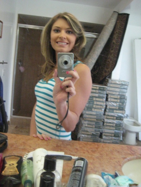 Ex-Freundin Victoria Lawson macht Oben-ohne-Selfies im Badezimmerspiegel