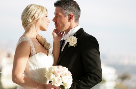 Den sexy blondinen Anikka Albrite fullbyrder ekteskapsløftene sine etter å ha giftet seg.