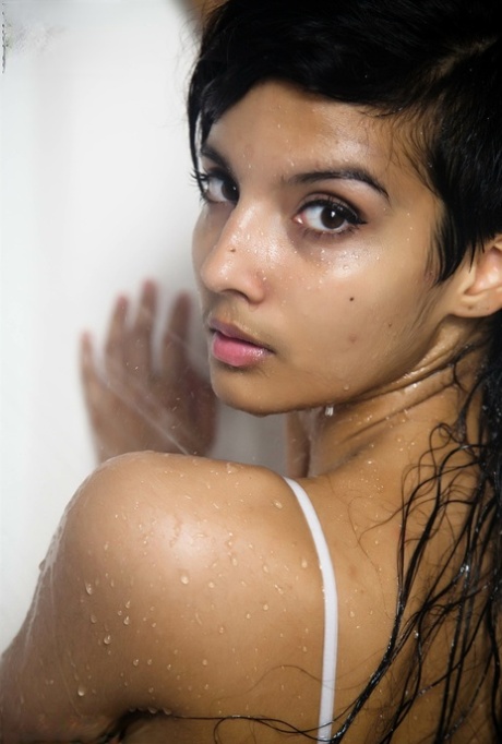 Ragazza indiana solitaria si toglie il vestito bagnato per posare nuda nella vasca da bagno