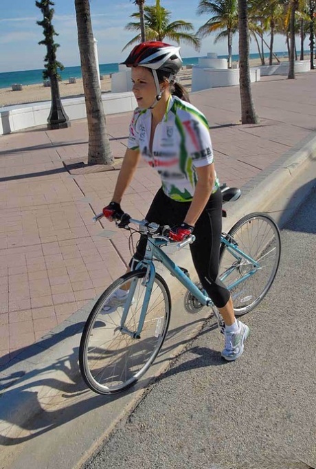 Sexy syklist milf koblet opp under utendørs tur og knullet