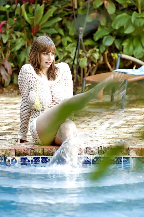Cycata dziewczyna Christy Marks rozbierająca się z podkolanówek i bikini w basenie