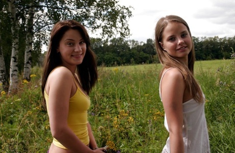 Uwodzicielskie nastolatki pokazują swoje drobne krągłości do zdjęć na świeżym powietrzu