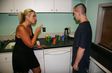 Slutty Blondine mit massiven Brüsten gibt einen großen Handjob in der Küche