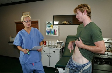 Nadržená blondýnka kotě v uniformě zdravotní sestry a brýle onanování z velkého penisu