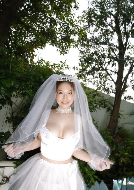 Большегрудая азиатская невеста Ai Sayama раздевается донага