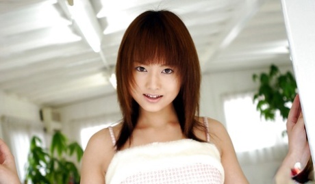 Akiho Yoshizawa, une adolescente asiatique sexy, dévoile son corps séduisant