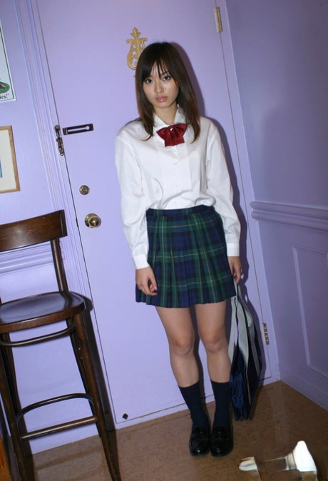 Nezbedná asijská školačka Hikaru Koto sklouzává z uniformy