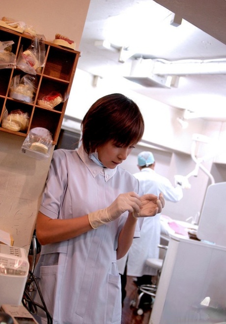 A impressionante enfermeira asiática Fuuka Sasaki faz um broche e é desossada