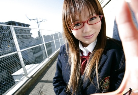 Fræk asiatisk skolepige Yume Kimino tager nederdel og trusser af