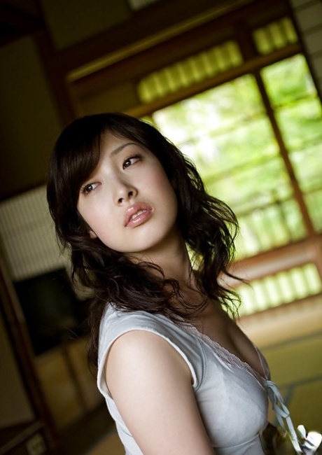 Saki Koto, una ragazza asiatica e formosa che scopre il suo corpo seducente