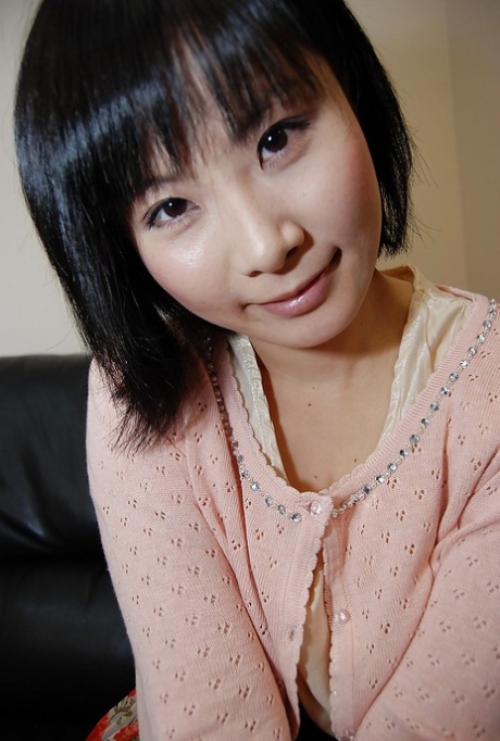 Den asiatiske babe Minori Nagakawa smider tøjet og blotter sin behårede kusse