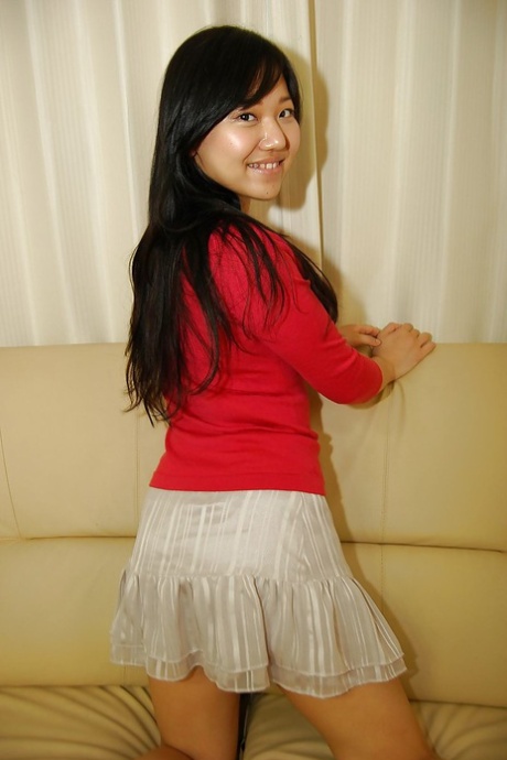 La teenager asiatica Risa Takashima si spoglia ed espone la sua succosa figa pelosa