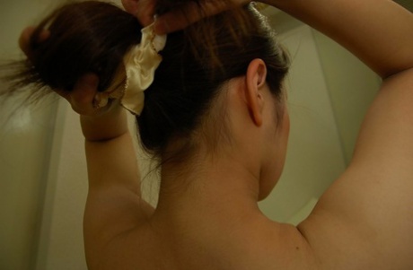 Giocherellona asiatica con fica pelosa Miki Kagawa mentre fa la doccia