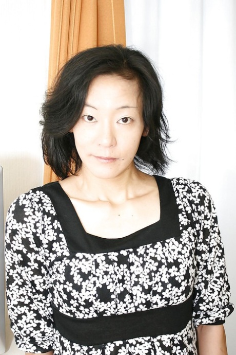 Frekk asiatisk MILF Aya Sakuma kler av seg og blottlegger hullene sine