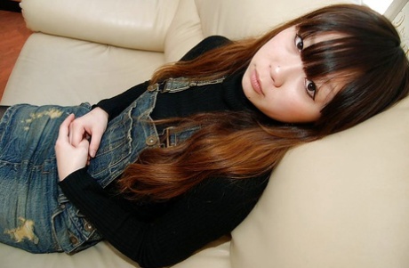 Asiatische Teenagerin Manami Igawa entkleidet sich und zeigt ihren saftigen Schlitz